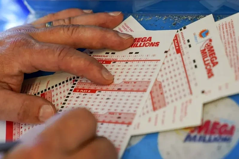 82-Year-Old Woman Swindled Out of $2,500 After Being Asked to Cash Prize for “Undocumented Immigrant”